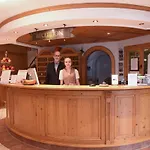 Отель & Richard Held