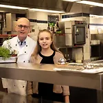 Отель & Richard Held