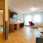 & Richard Held Отель 4*