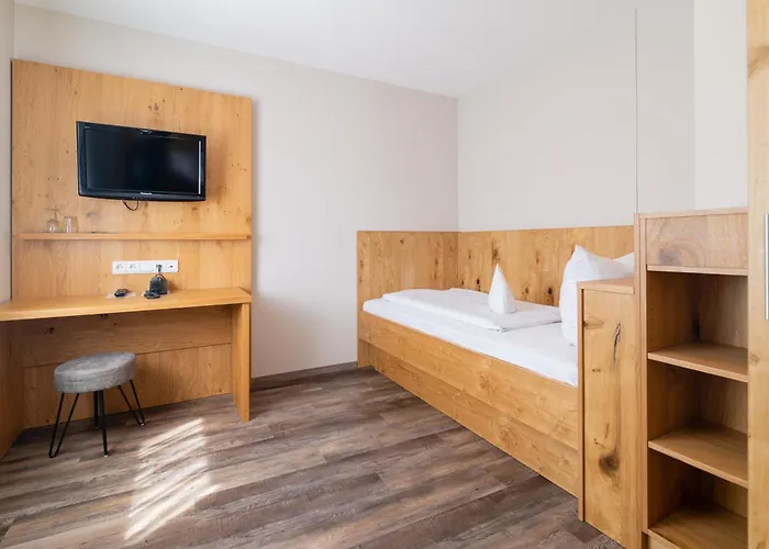 & Richard Held Hotel