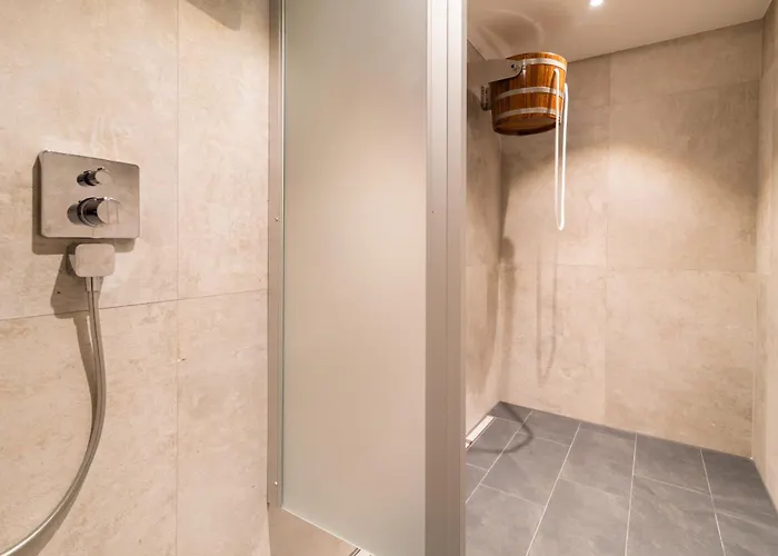 Hotel & Richard Held