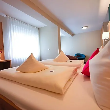 Hotel & Richard Held