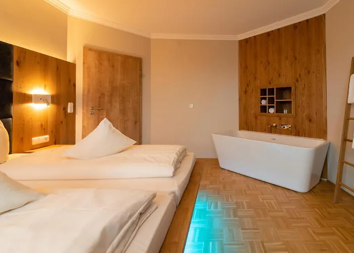 Szálloda & Richard Held